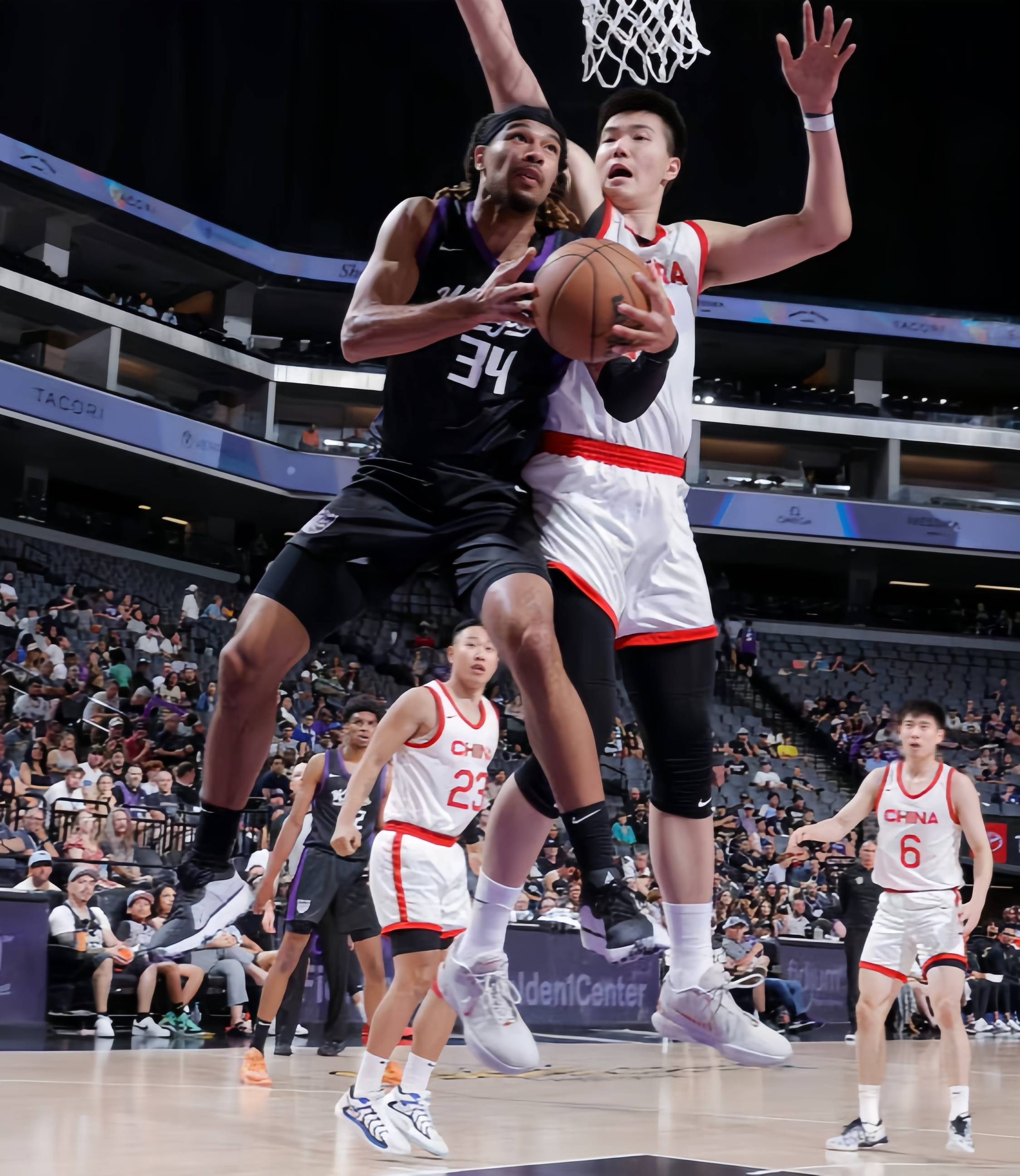 篮球比赛中球员个个发挥出彩