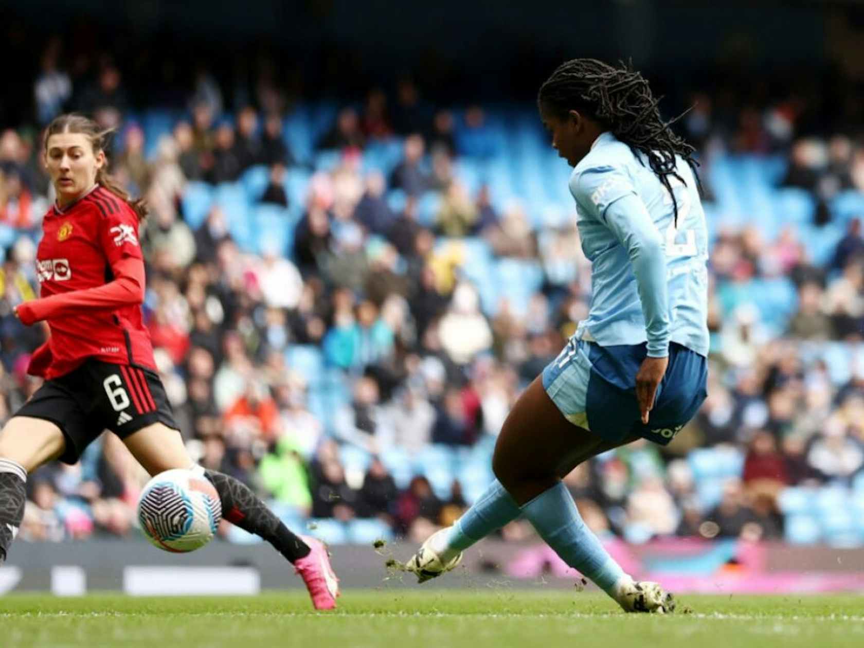 曼城后卫获得进球,协助球队取得胜利 曼城后卫获得进球,协助球队取得胜利