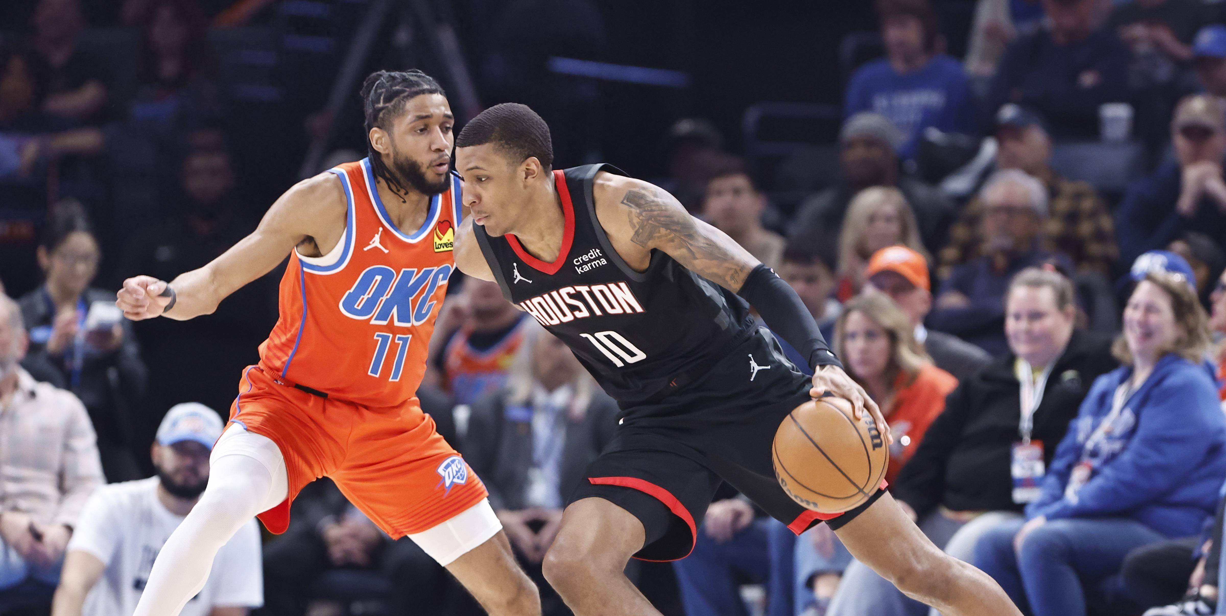 火箭队球员在比赛中表现出色，领先优势稳固