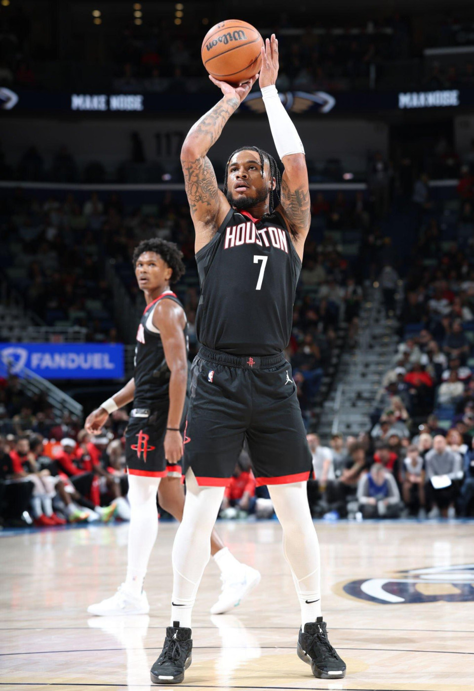 火箭队球员在比赛中表现出色，领先优势稳固