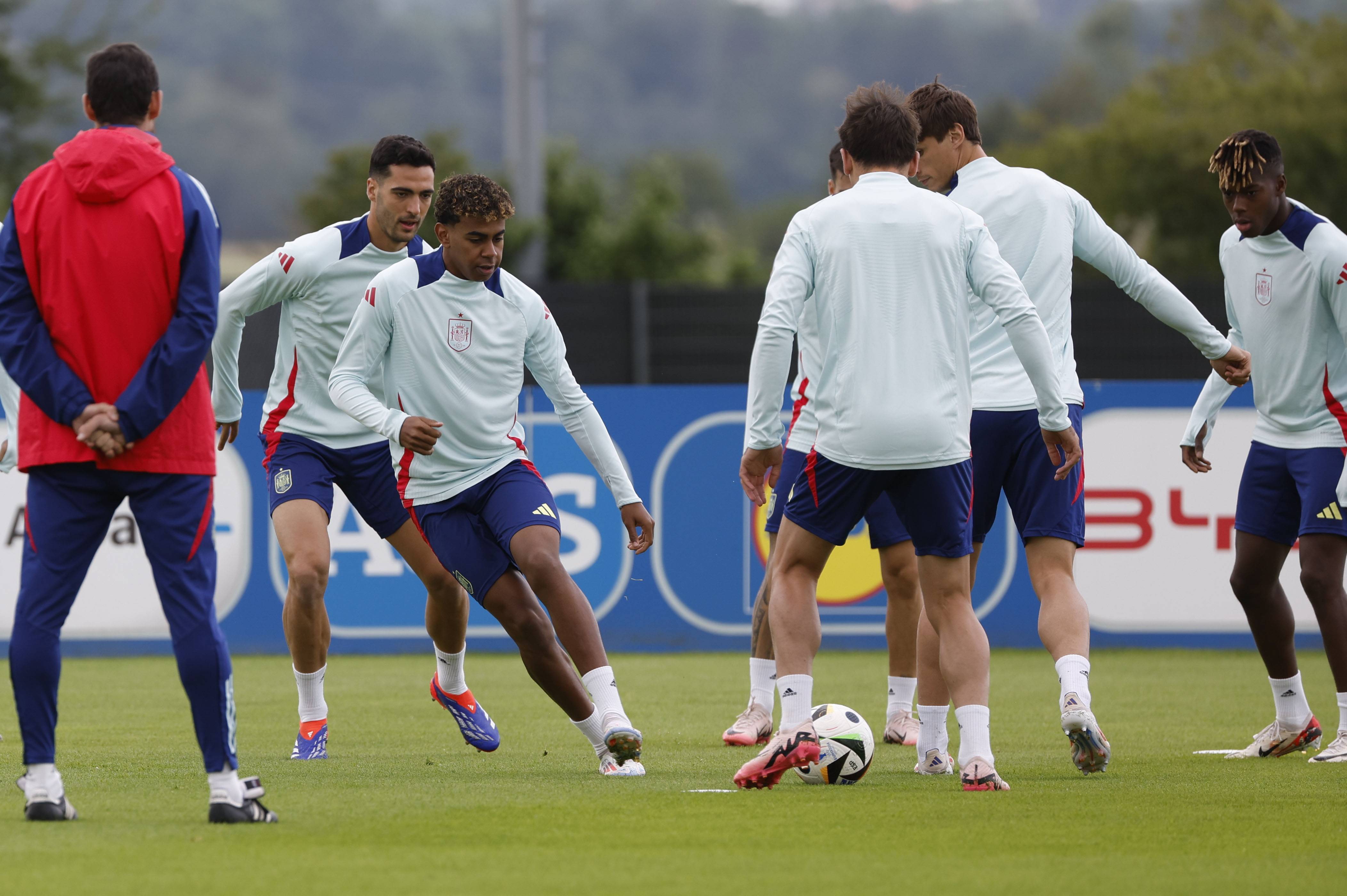 西班牙队球员在国际比赛中表现出色 西班牙队球员在国际比赛中表现出色