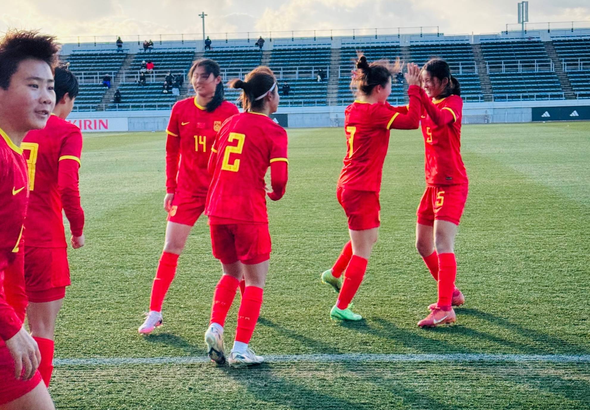 中国女子足球队士气高涨积极备战 中国女子足球队士气高涨积极备战
