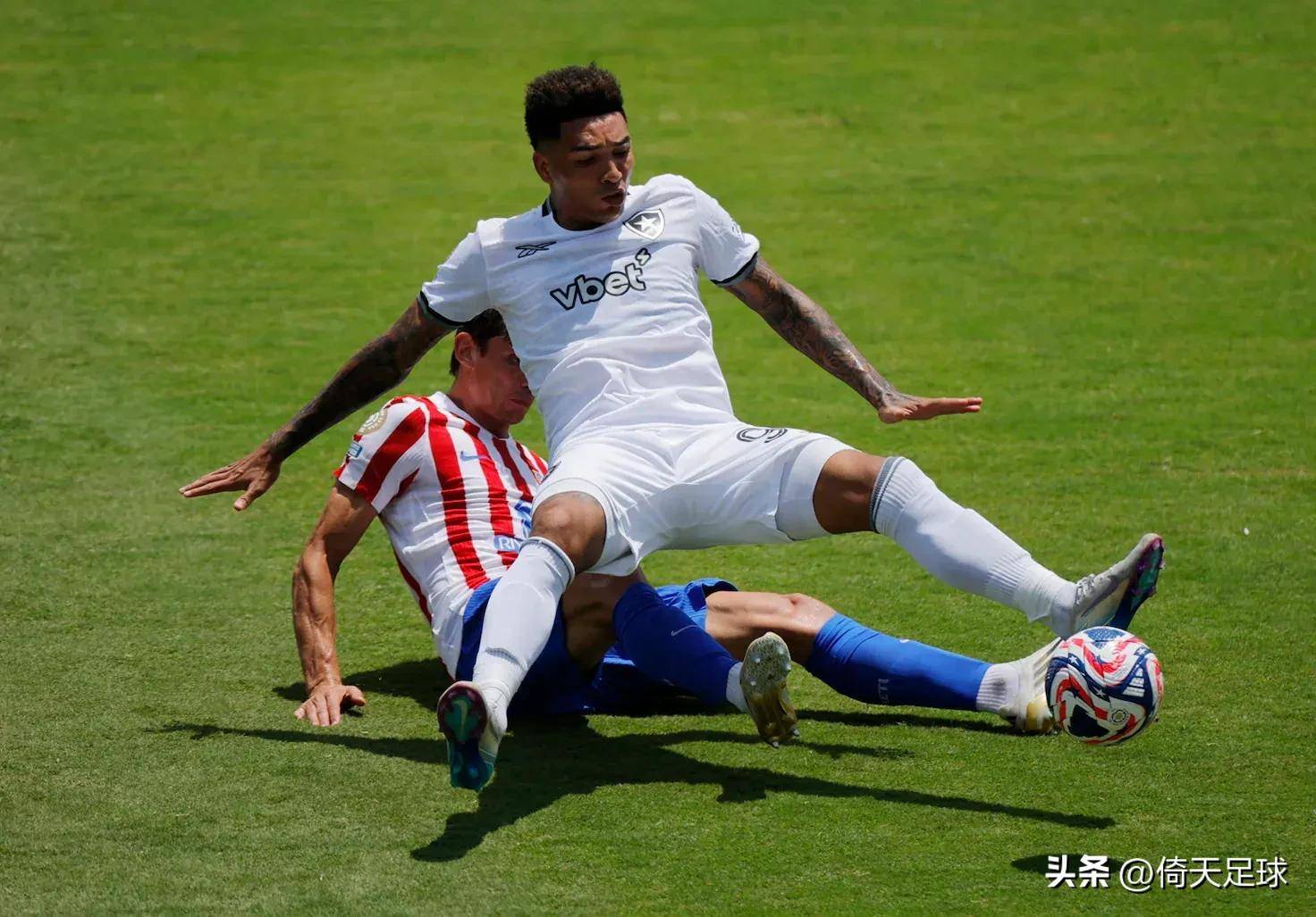 足球比赛紧张刺激,众多巨星展现实力 足球比赛紧张刺激,众多巨星展现实力