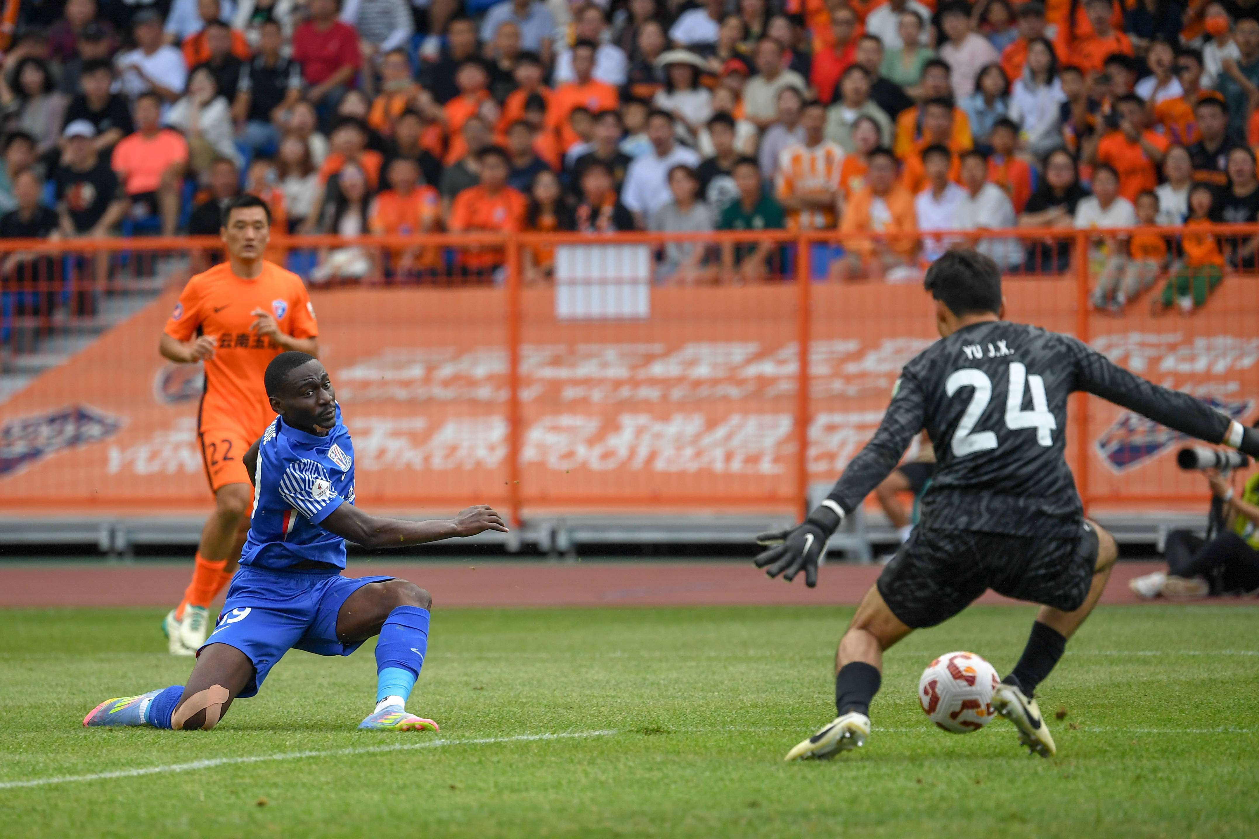 中超赛场精彩纷呈,球员们拼尽全力 中超赛场精彩纷呈,球员们拼尽全力