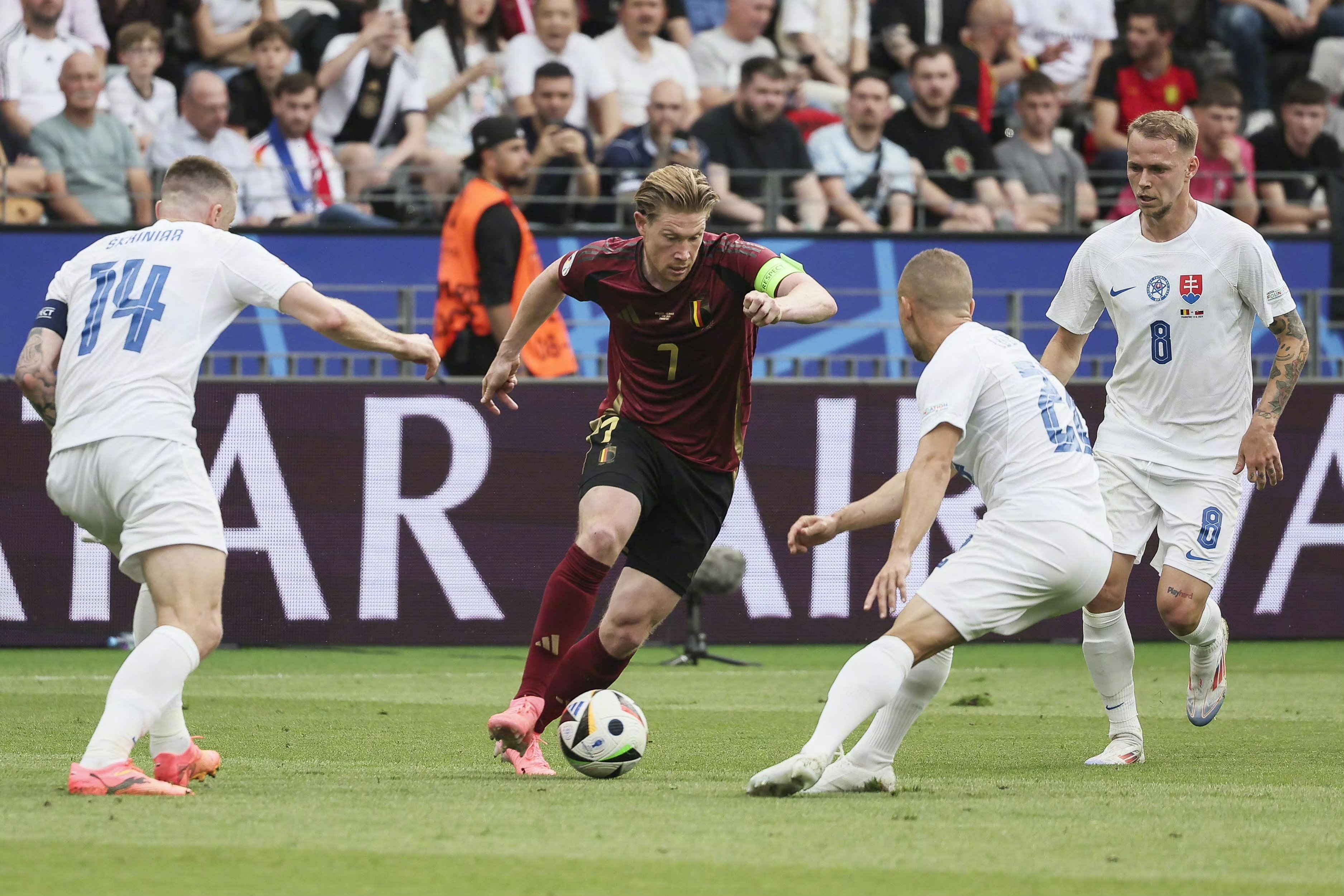 斯洛伐克队小胜匈牙利,欧洲杯资格之战精彩纷呈 斯洛伐克队小胜匈牙利,欧洲杯资格之战精彩纷呈