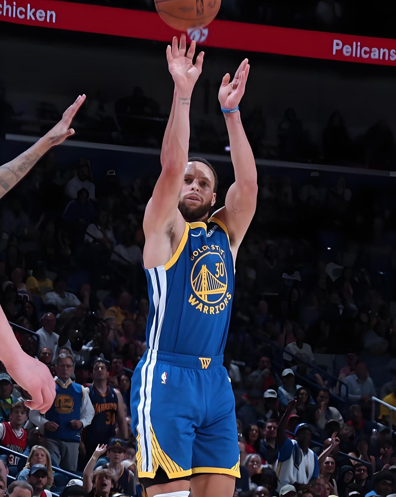 勇士大胜马刺,取得系列赛优势 勇士大胜马刺,取得系列赛优势