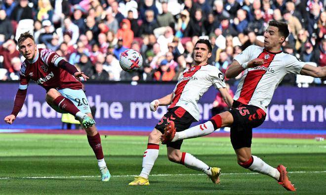 南安普顿后卫出色防守,帮助球队守住比分 南安普顿后卫出色防守,帮助球队守住比分