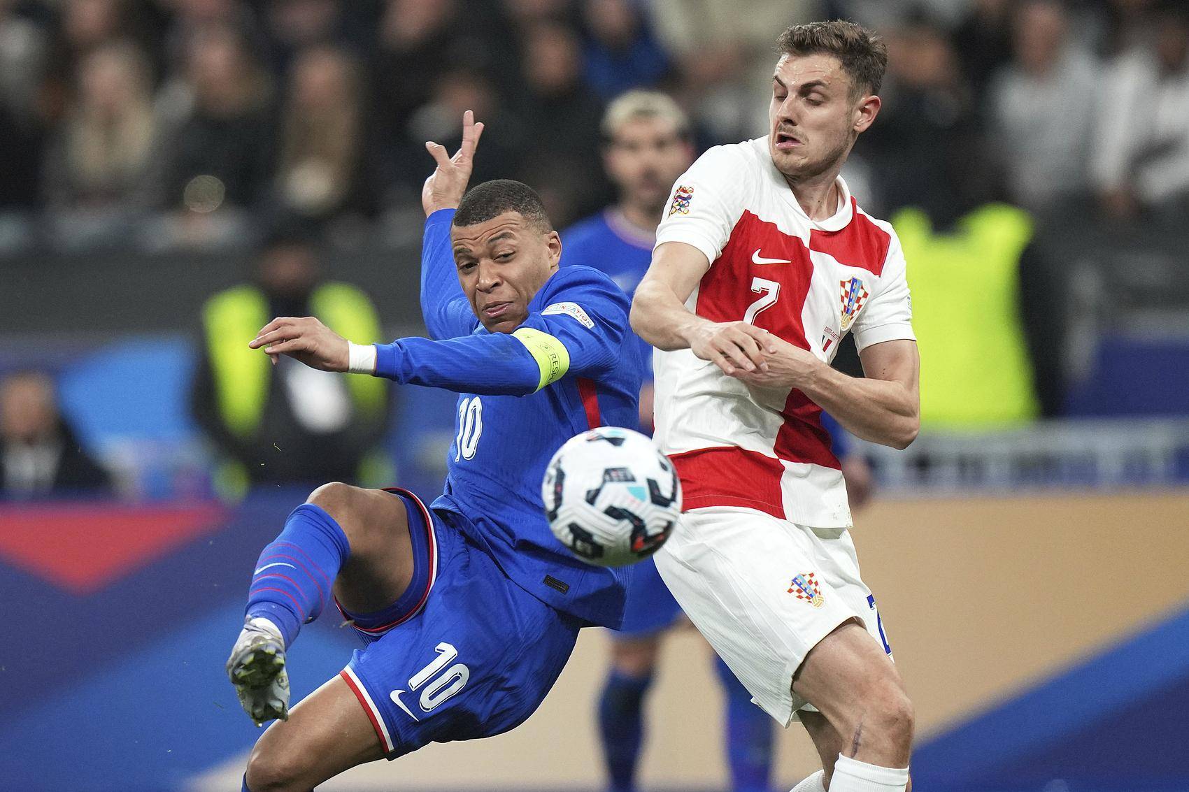 两大豪门交锋!欧国联赛半决赛火热进行 两大豪门交锋!欧国联赛半决赛火热进行