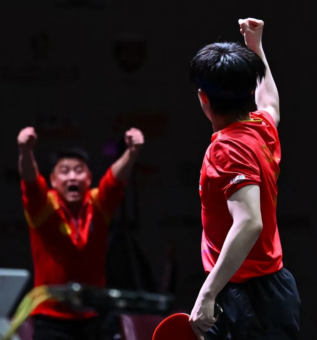 德信体育-硬拼！球员全情投入，决胜之时尽显风采